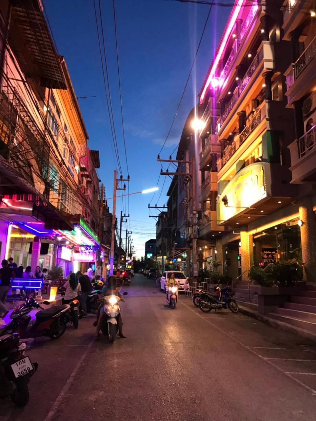 Hollywood Dannok Hotel Sadao Exterior photo